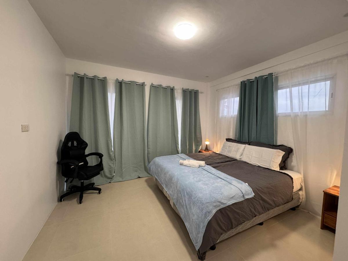 Habitación con cama extragrande y balcón