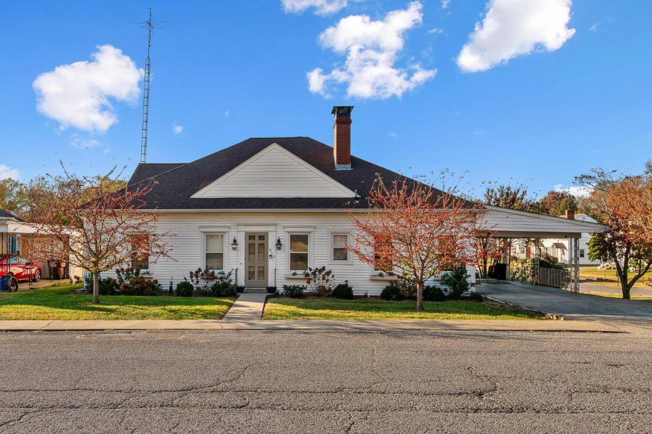 Whiskey Business, HOT TUB, BBQ Grill, Fire Pit, FUN - B&B Springfield