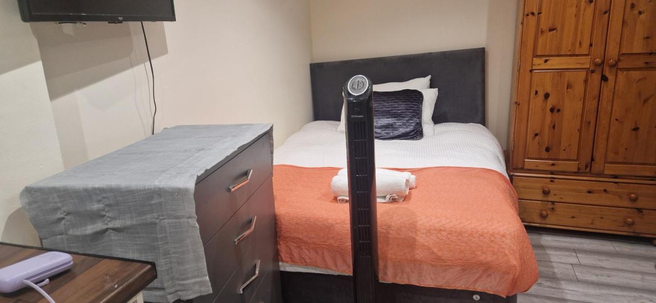 Cosy Studio - Maisonette in a quite neighbourhhod can sleep 2 with private entrance and gate - B&B Broadheath