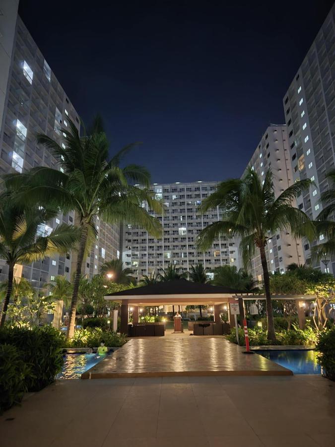 Industrial Design Bachelor's Pad with Pool View in Shore Residences - Chambres d’hôtes Manille