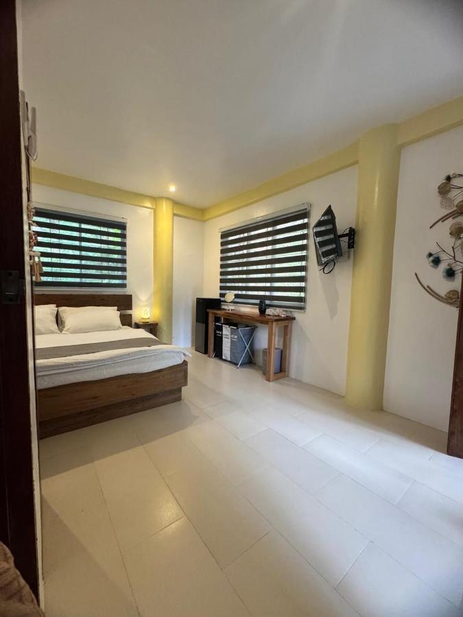 Habitación con cama extragrande y balcón