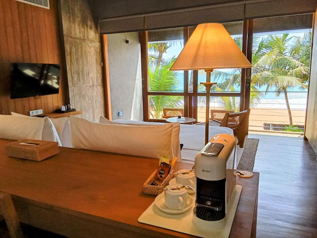 Zimmer mit Kingsize-Bett und Meerblick