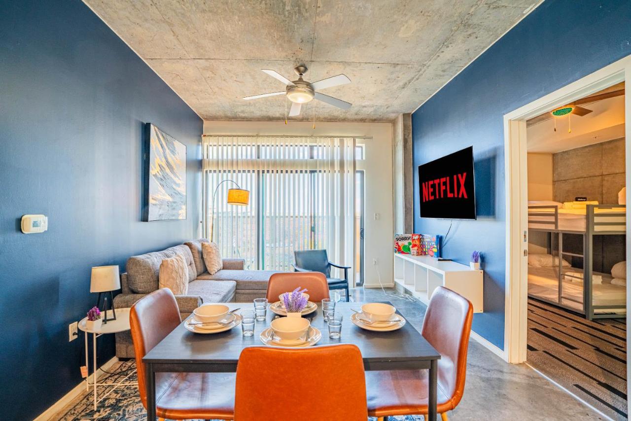 Striking 2BD - CDT- Gym, Pool, Parking - Sleep8 - Bed and Breakfast Phoenix