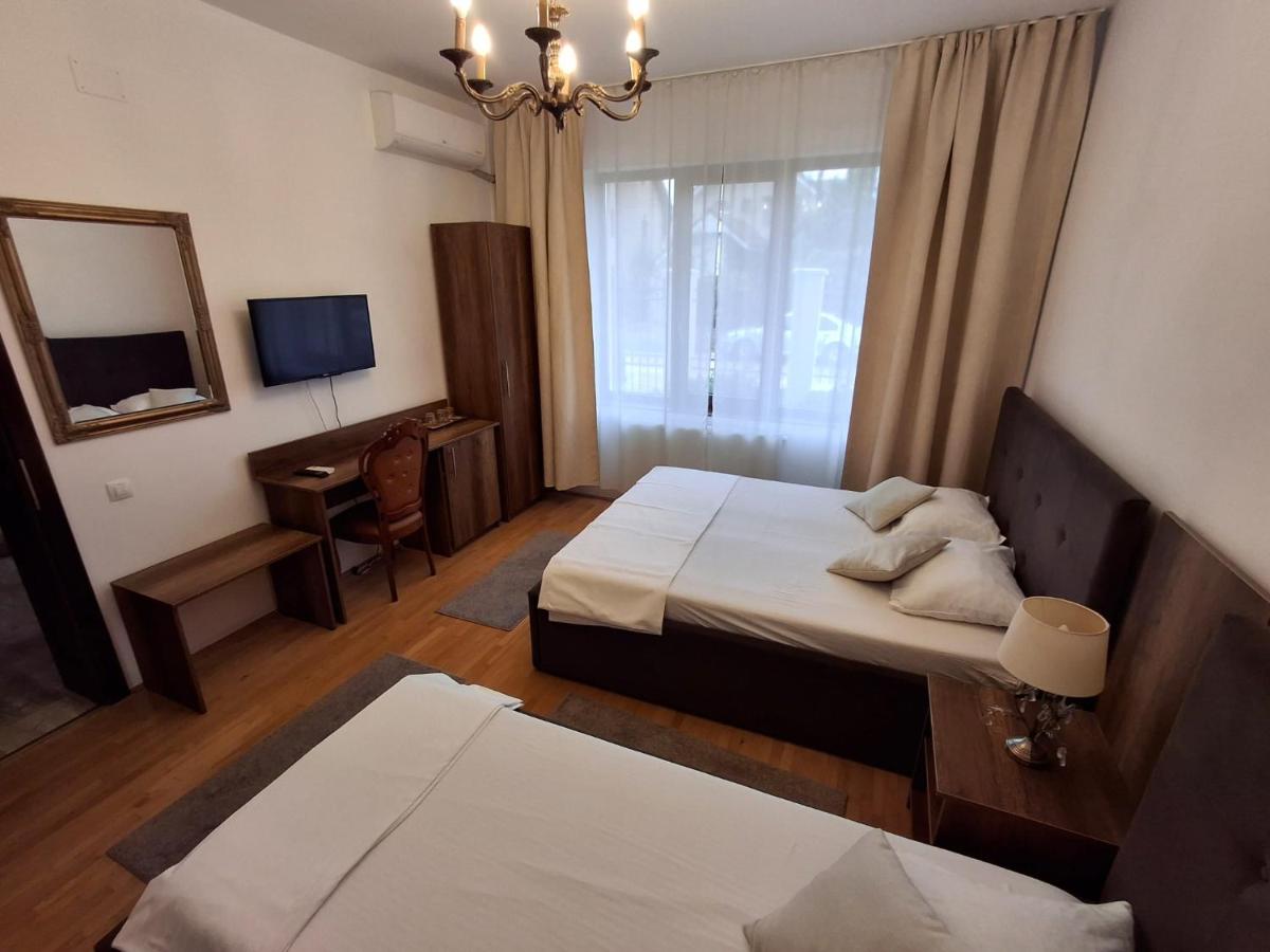 Dreibettzimmer mit Dusche