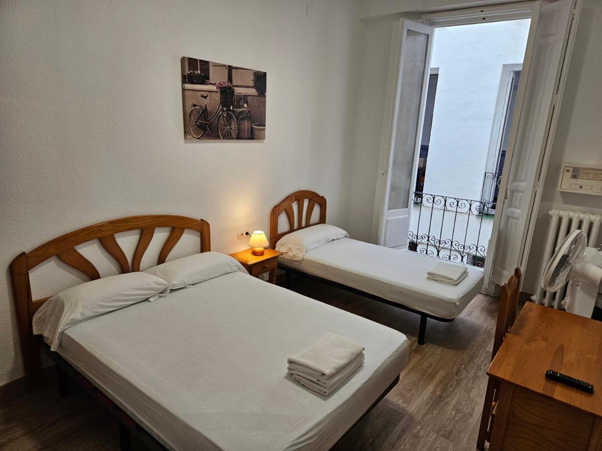 Deze driepersoonskamer heeft een gedeelde badkamer.