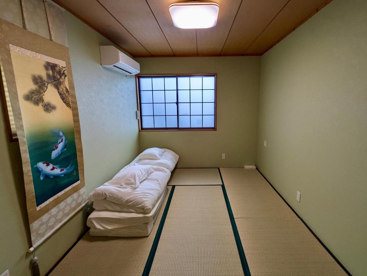 Standard Twin Room with Shared Bathroom