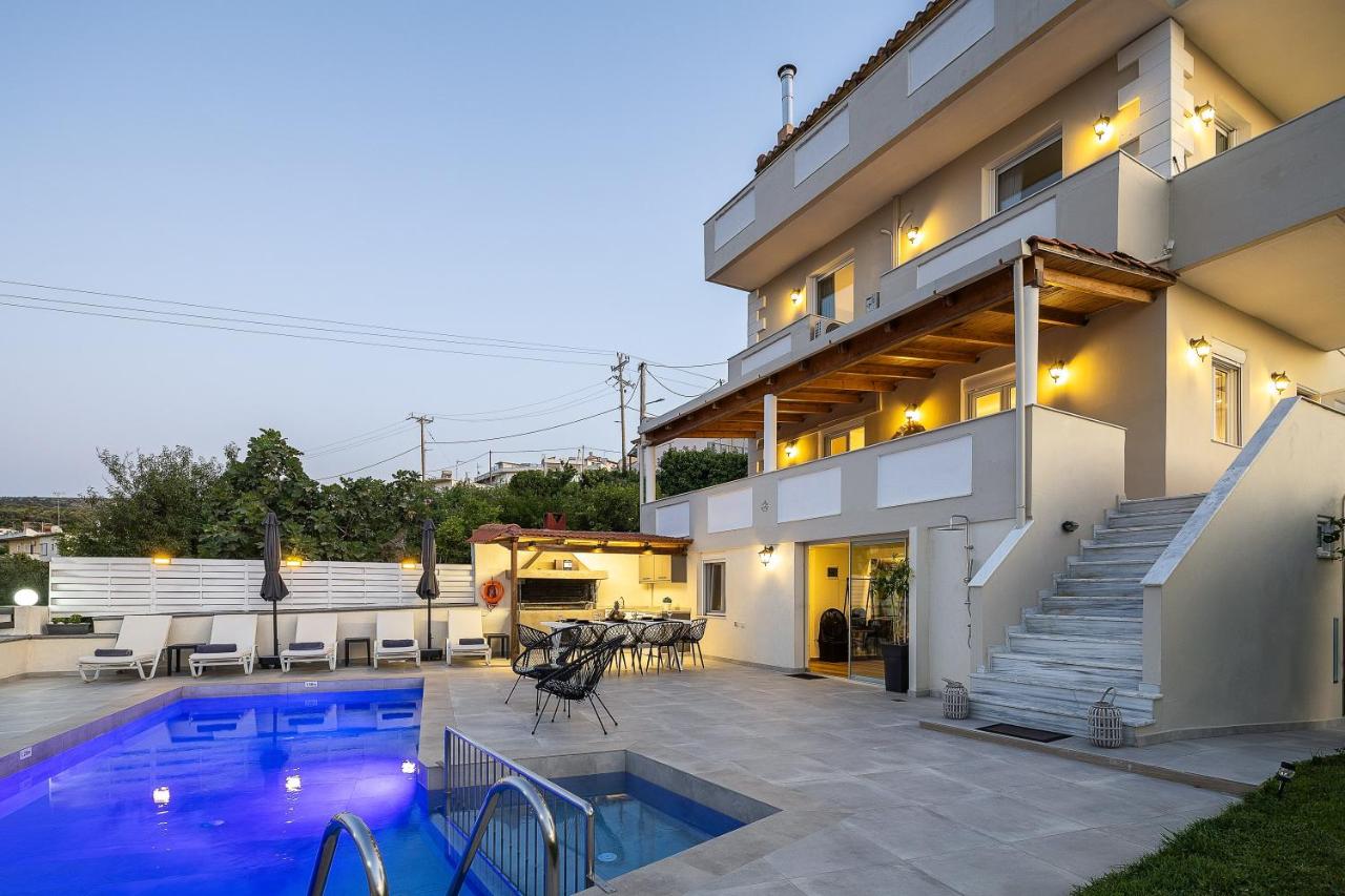 Luxurious Villa Kirianna - Private Pool, Jacuzzi, Sauna, & Gym - 13km to Rethymno center - Chambres d'hôtes Kyriánna
