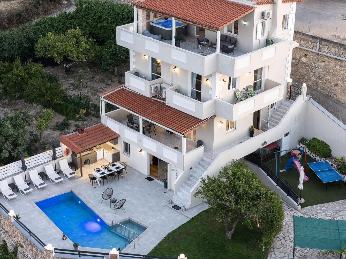 Luxurious Villa Kirianna - Private Pool, Jacuzzi, Sauna, & Gym - 13km to Rethymno center - B&B