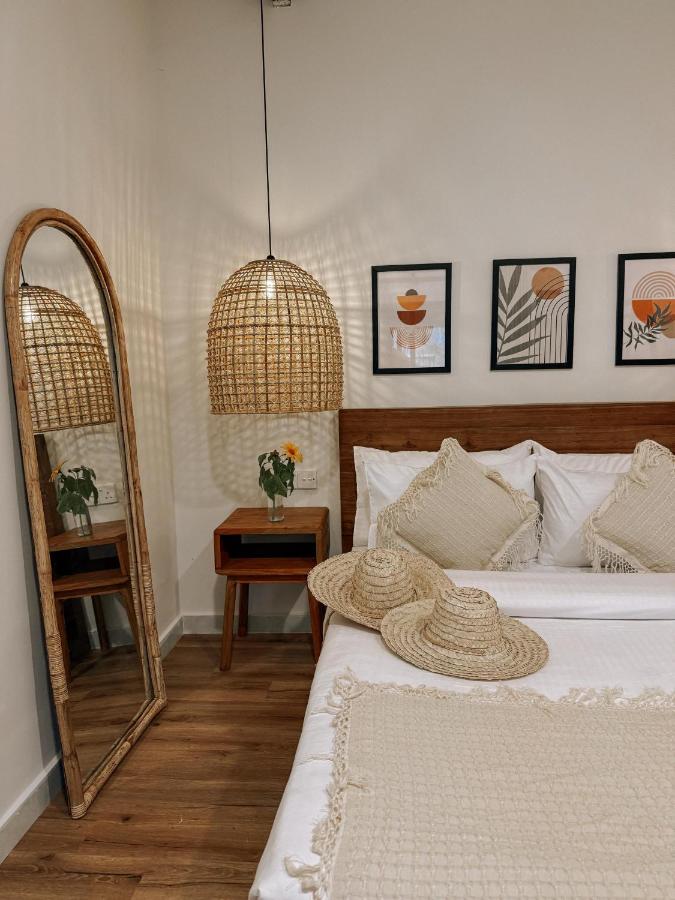 Kickin' Surf Lodge - B&B Weligama