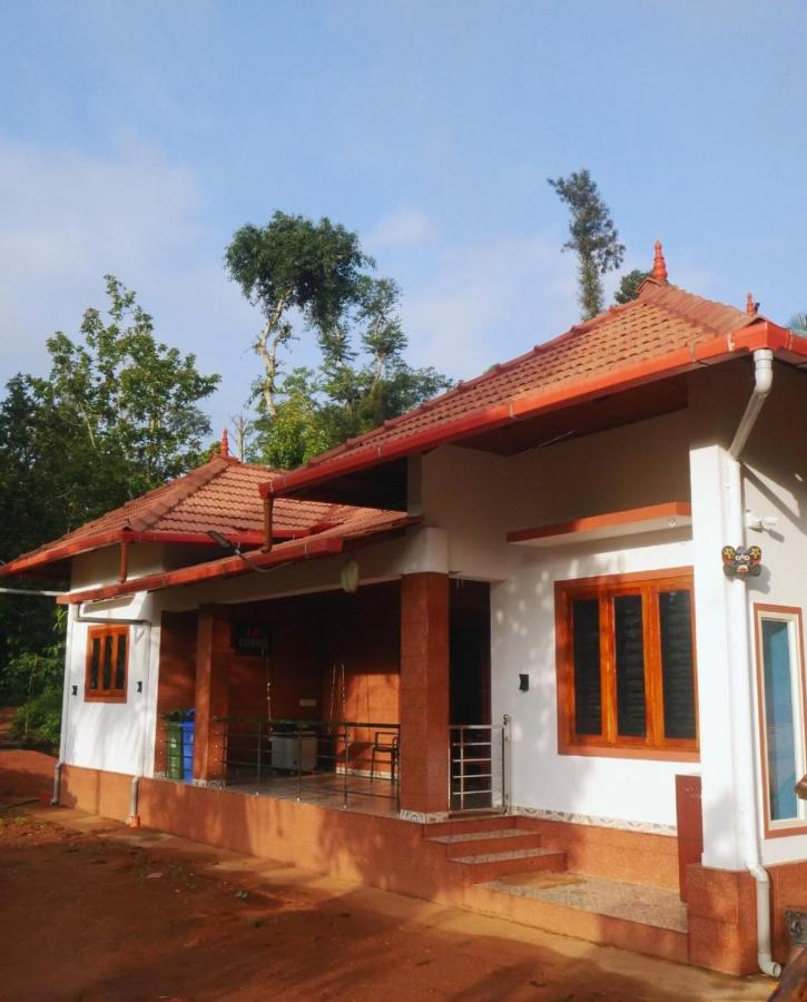 Suvi Homestay - Coorg - B&B