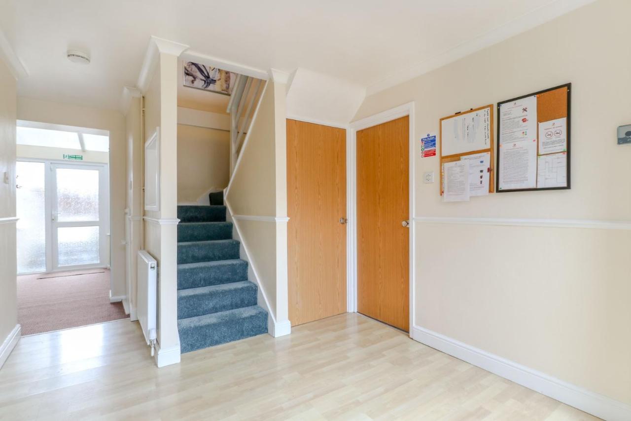 Tiger House Stevenage 5 Bed 4 Bath Group Bookings - B&B