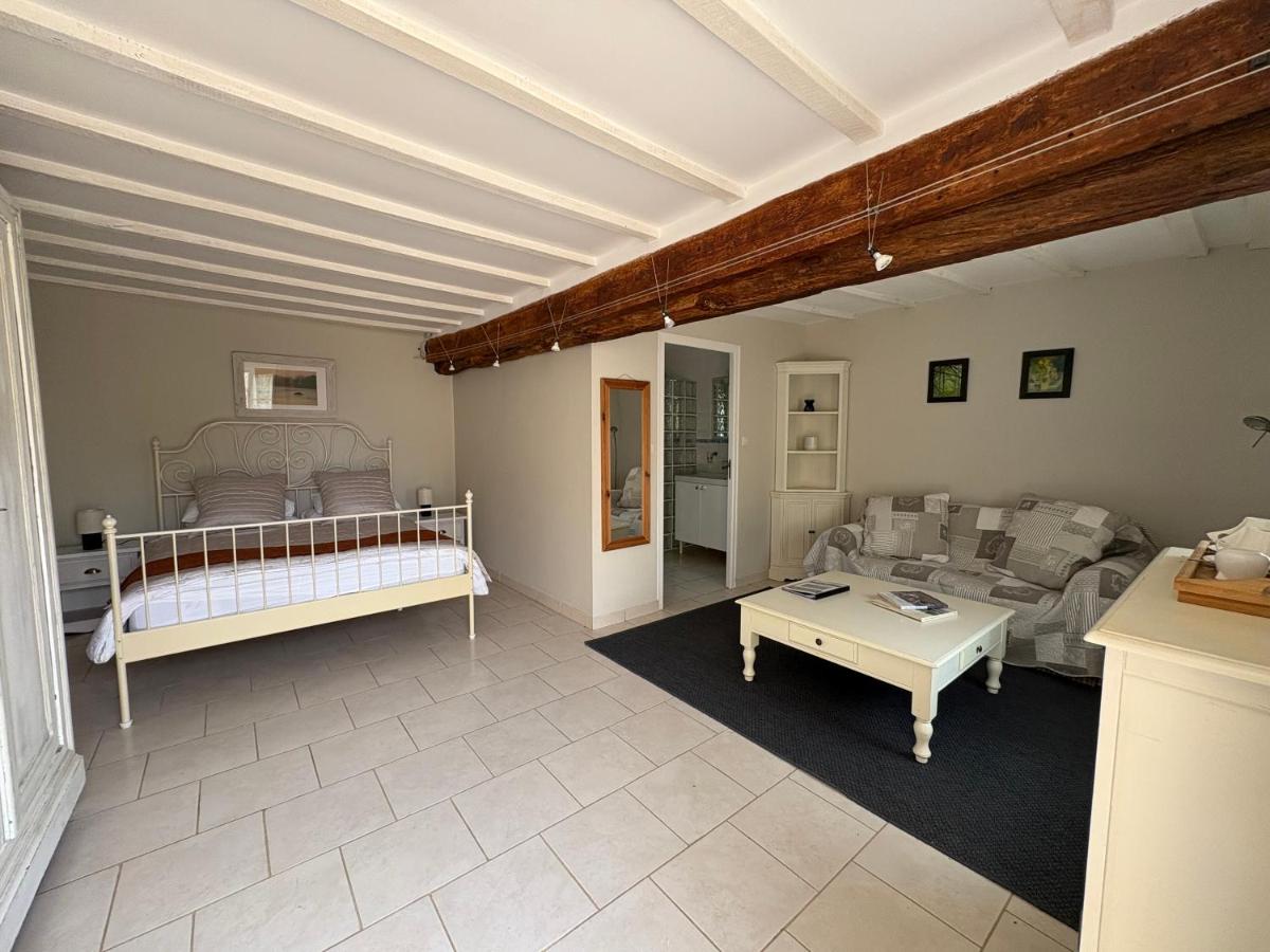 Zimmer mit Kingsize-Bett und Gartenblick.