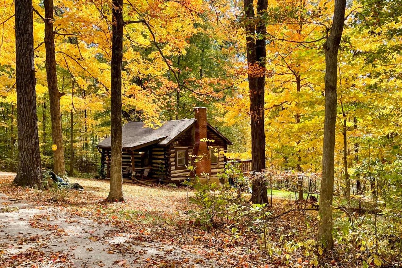 Hot Tub and Deck Cabin Hideaway in Brown County - B&B
