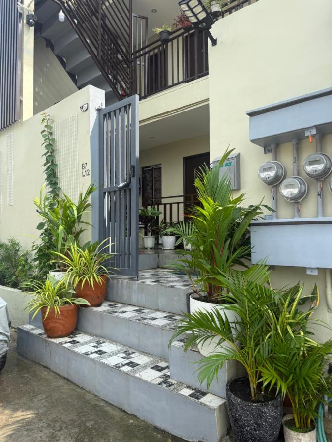 A Suburban Haven, top floor unit with Balcony- at Camarin Caloocan City!! - Ferienwohnung Camarin