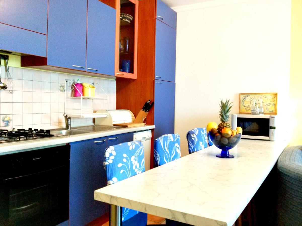 Beach apartment ANTONELA - just 10 m from the Beach & Stunning Sea View & Free Private Parking - Chambres d'hôtes Sveti Filip i Jakov