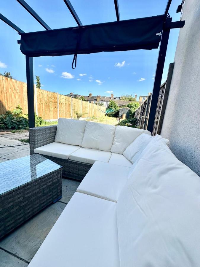 Luxury House in Ilford 21 minute Train journey from Central London - B&B Ilford
