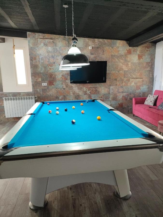 Plaisir de jouer du billard en famille - B&B Oran