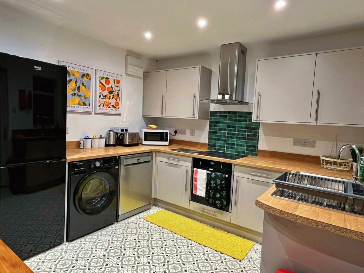 Darfield 4 Bedrooms Home 6 Beds 2 Showers Driveway Parking For Business Stays - Chambres d'hôtes Barnsley