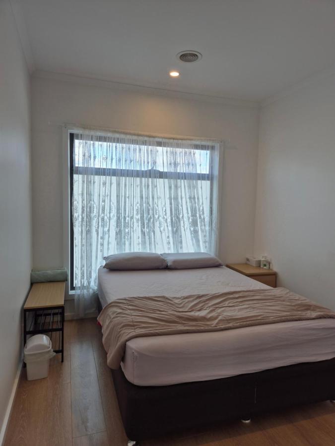 Habitación con cama grande