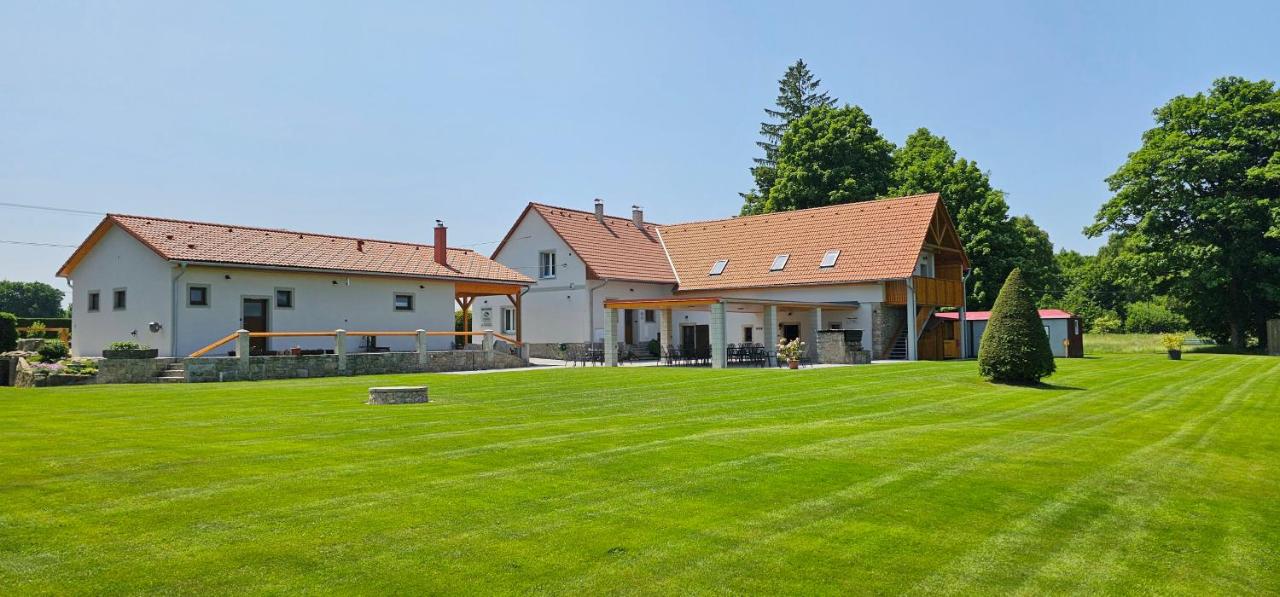U rybníka Smrčná - B&B Nová Bystřice