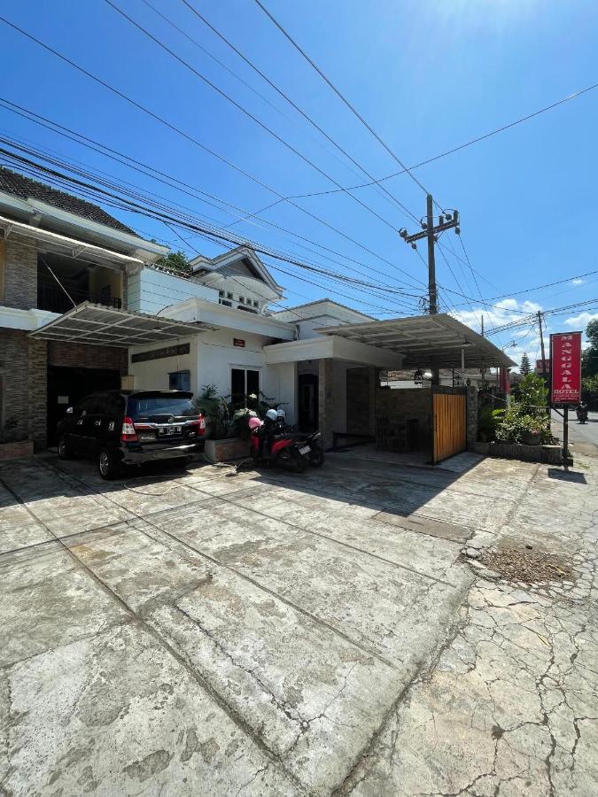 Hotel Manggala Syariah - Ferienwohnung Pacitan
