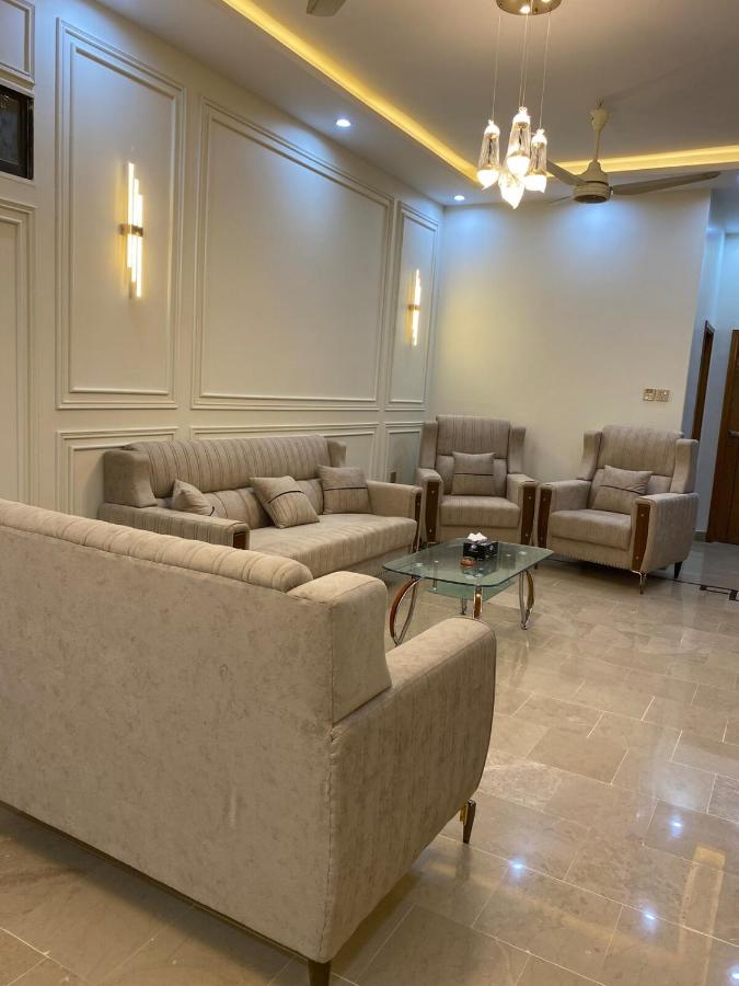 Luxurious Guesthouse-Suite 3Bed and Lounge in Karachi - B&B Karachi