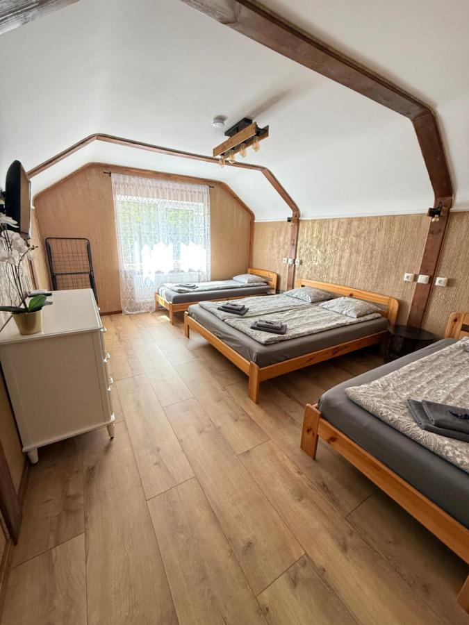 Vierbettzimmer mit Badewanne