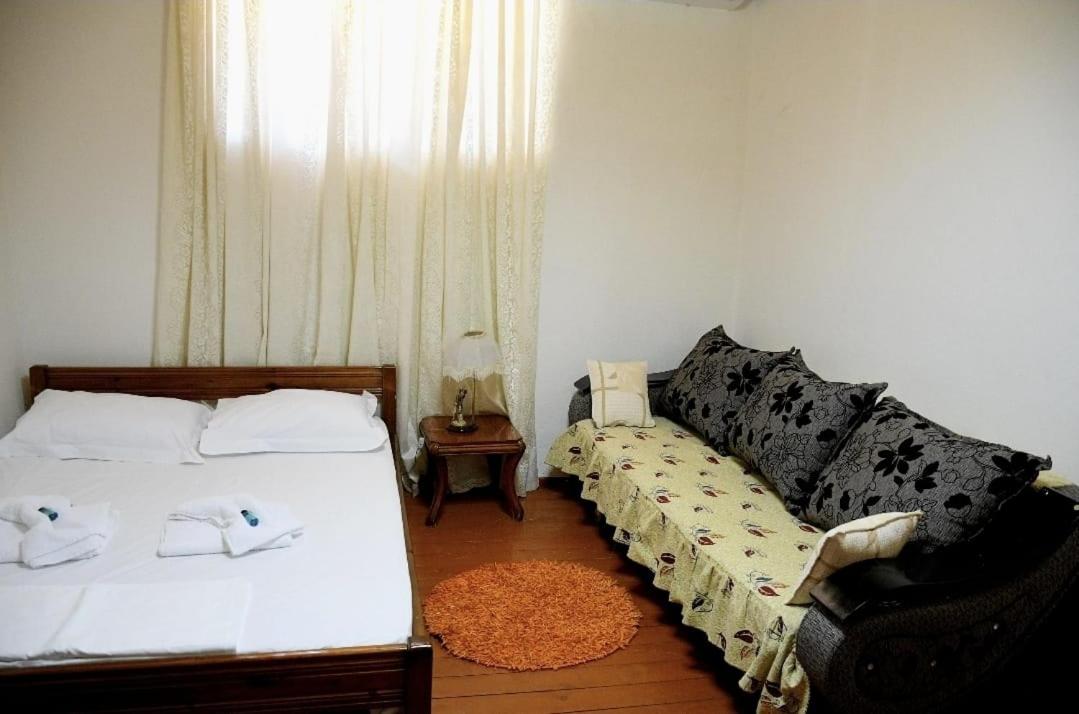 Chambre Lits Jumeaux avec Salle de Bains Commune