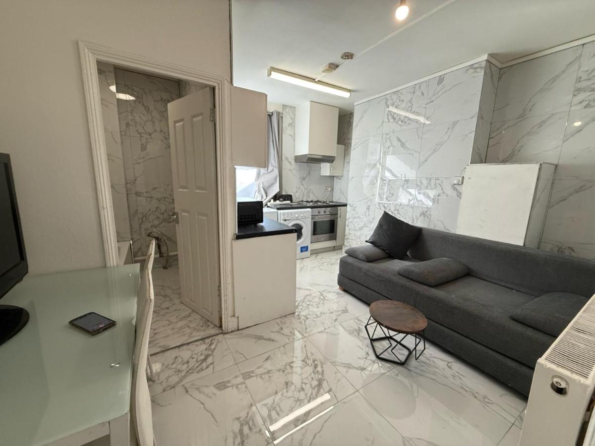 Nice 1 bedroom flat ground floor Miles Building - B&B Londra