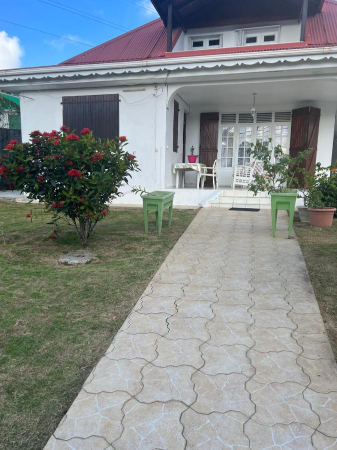Appartement F2 ROSALINDA - Bed and Breakfast Les Abymes