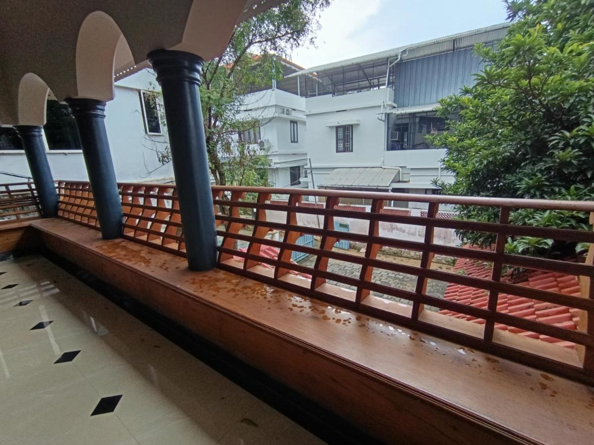 Cazenta Guest House, Kakkanad - B&B