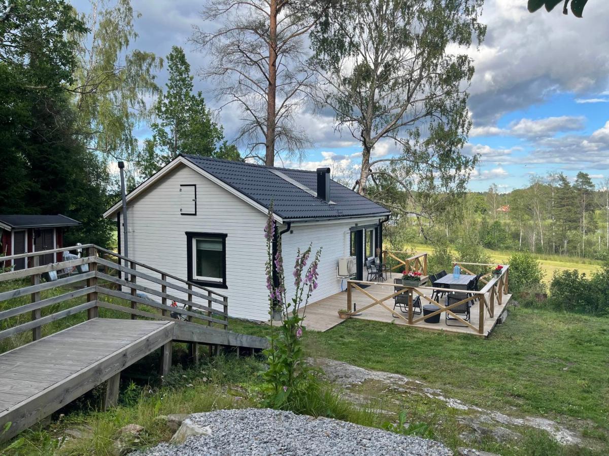 Modern Lakeside Hideaway - B&B