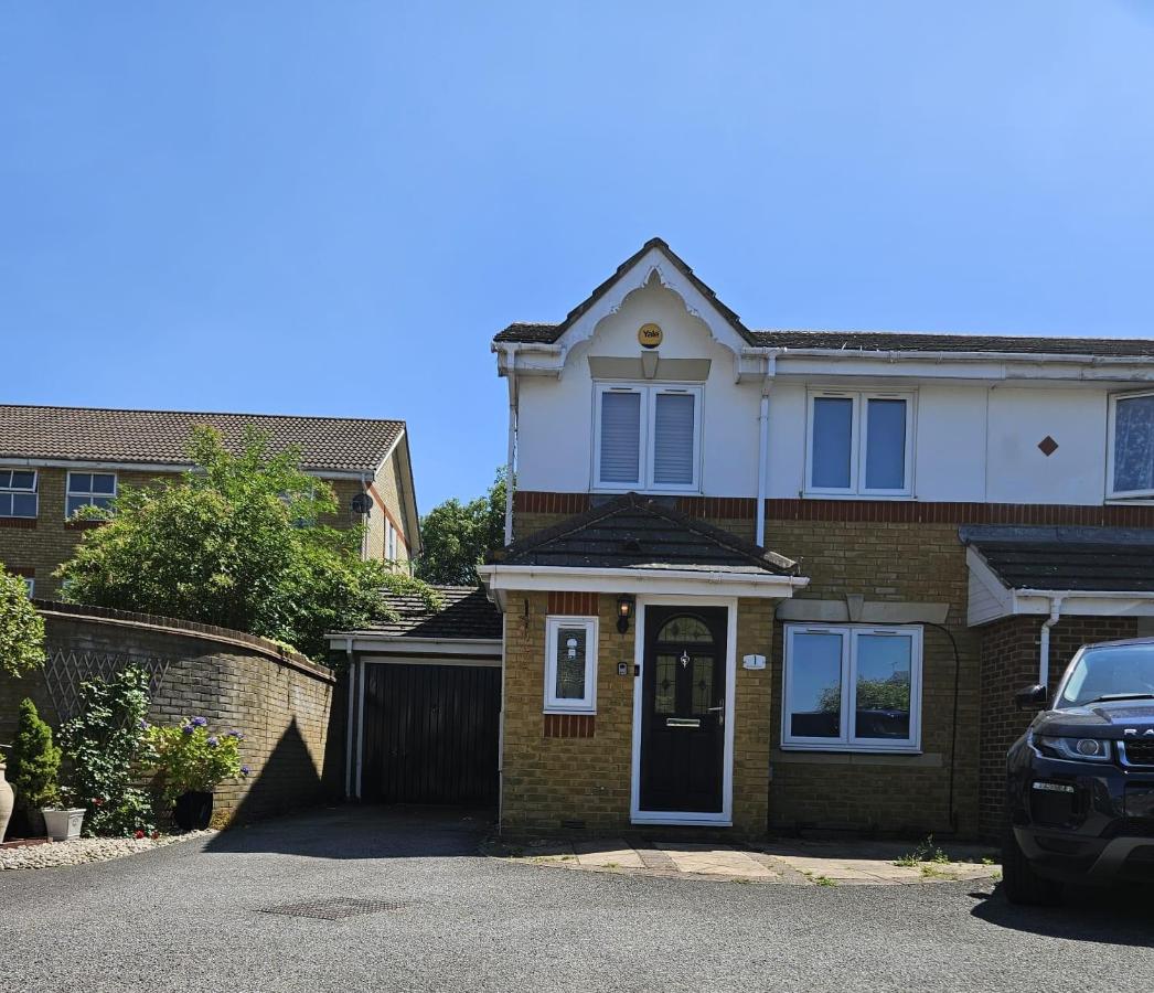 Launch Offer! Stylish 3-Bed Home Fast Wi-Fi Parking Near Heathrow Garden Conservatory - Chambres d’hôtes Northolt