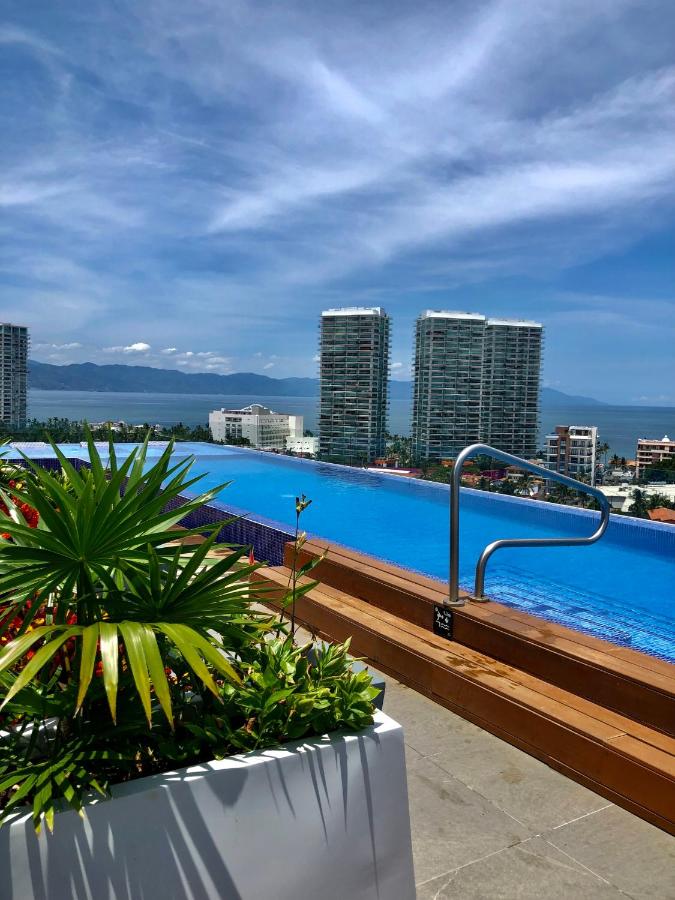 Chic 1BR 1BA Zoho Skies condo with rooftop pool stunning views - Ferienwohnung Puerto Vallarta