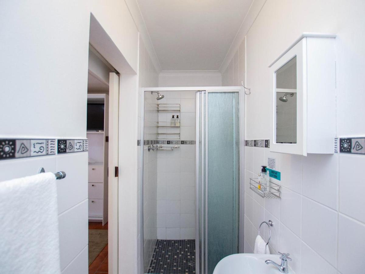Zimmer mit Queensize-Bett und Poolblick