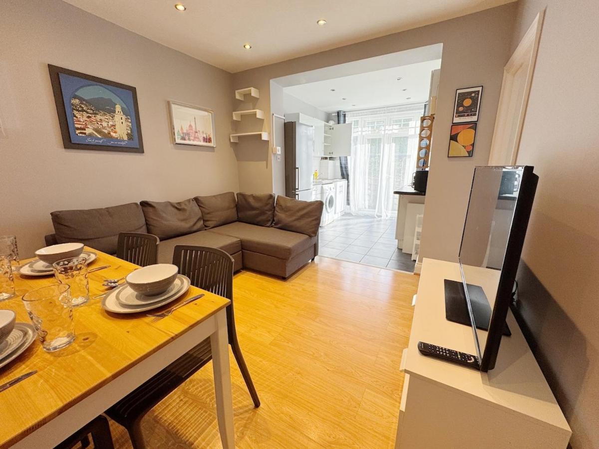 Bright 2BR Flat in West London with Outdoor Space - Bed and Breakfast Londen