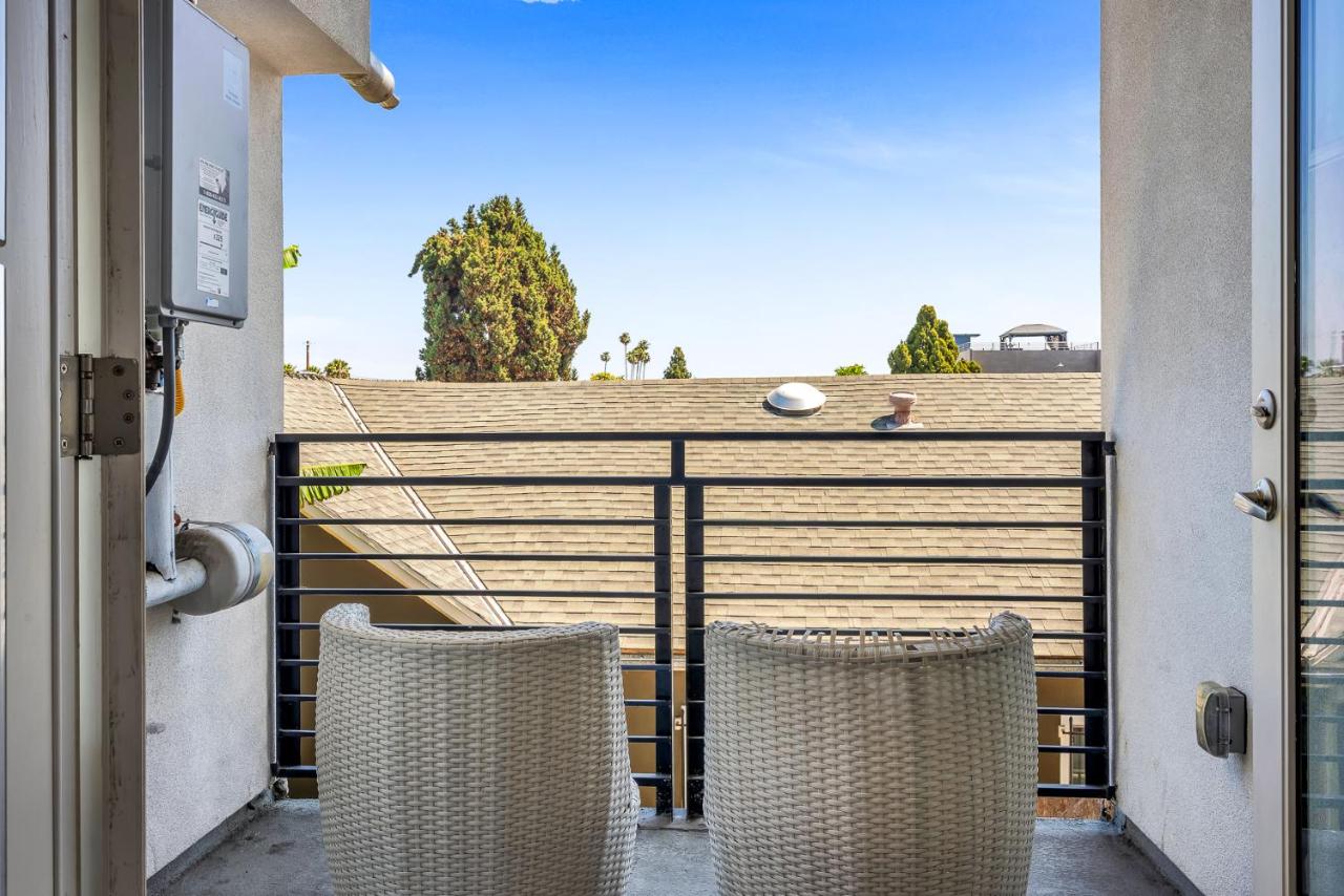 Hollywood Stylish 1-Bedroom Loft with Balcony, Parking & Laundry - Bed and Breakfast Los Angeles