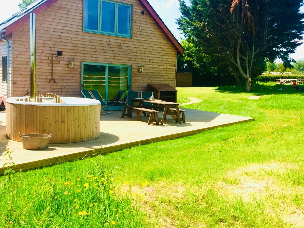 Deer Den timber clad cabin with hot tub, up private lane - B&B
