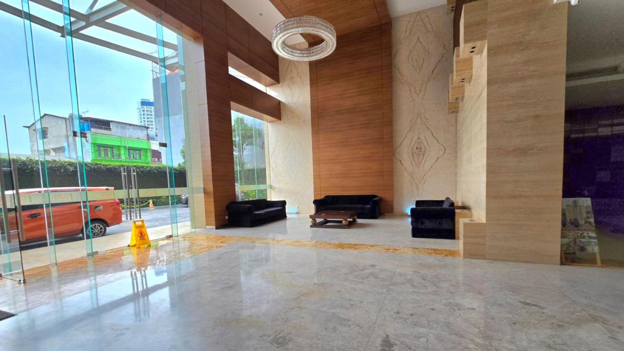 Studio Apartment JiExpo Kemayoran Sunrise View -Min Stay 3 nights- - B&B Yakarta