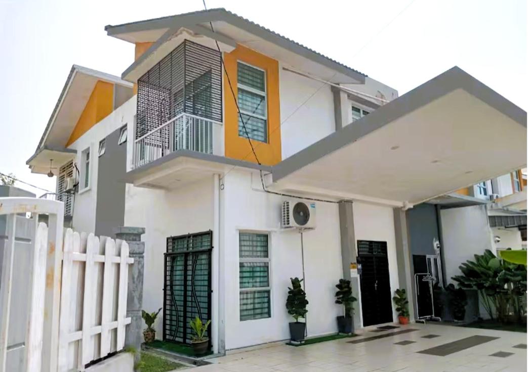 Sarrah Homestay At Kasa Height Residence - B&B Kampong Alor Gajah