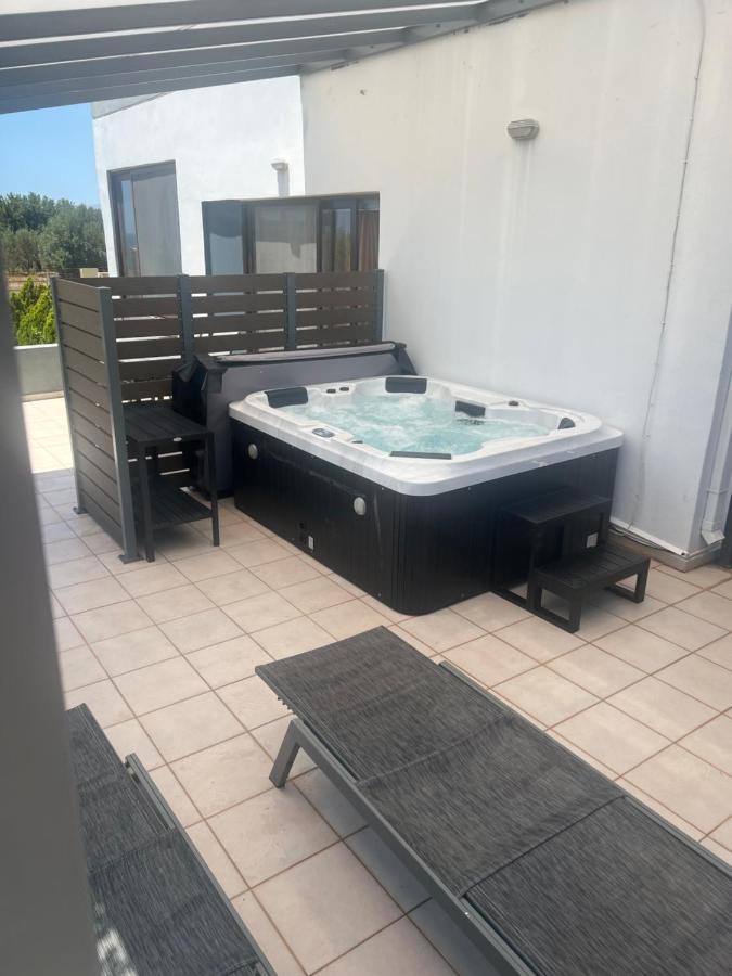 Ledakis House with Jacuzzi - B&B Frangokástellon