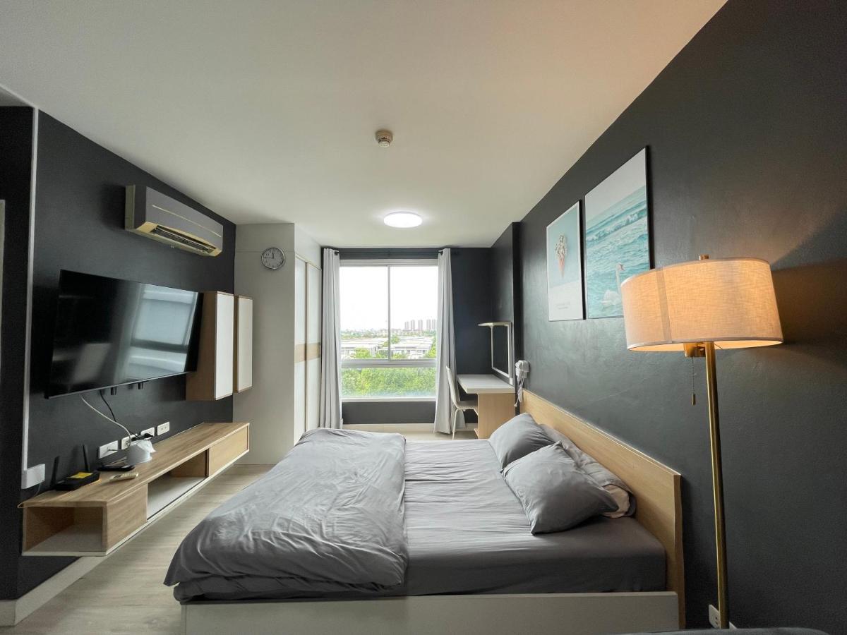 One-Bedroom Apartment with City View