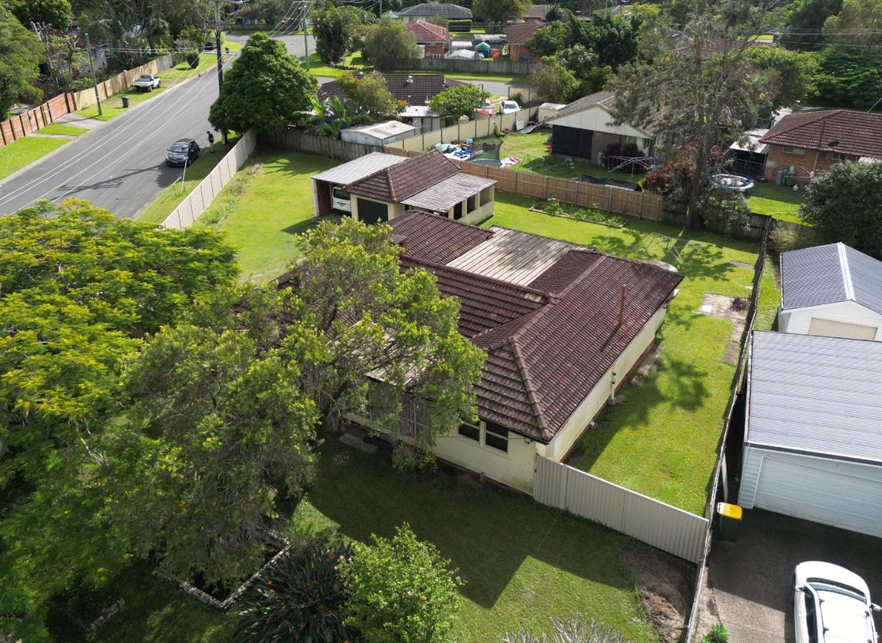 Queen Bed Shared Bath, 5BR Home In Beenleigh For 2 Bedroom1 - B&B