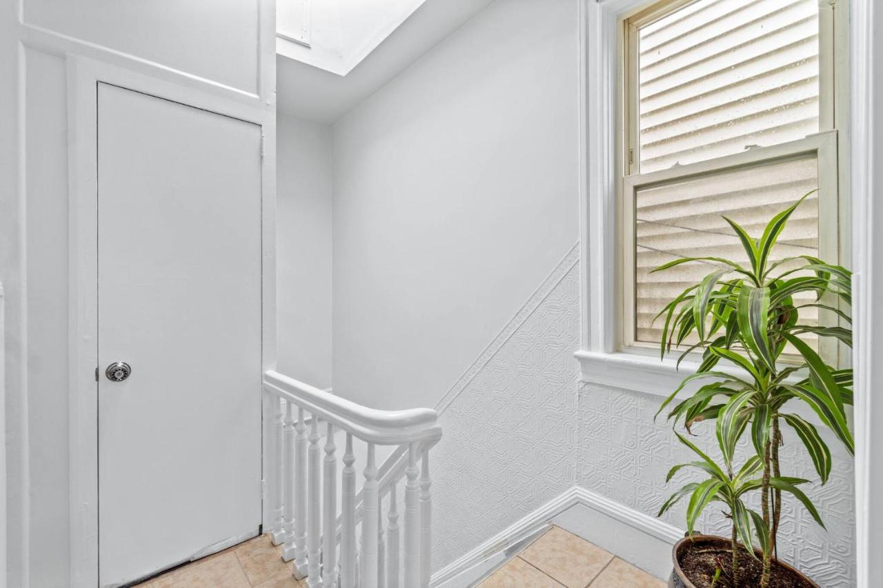 City Vibes Easy Access to NYC & Dinning Walks - Bed and Breakfast Guttenberg
