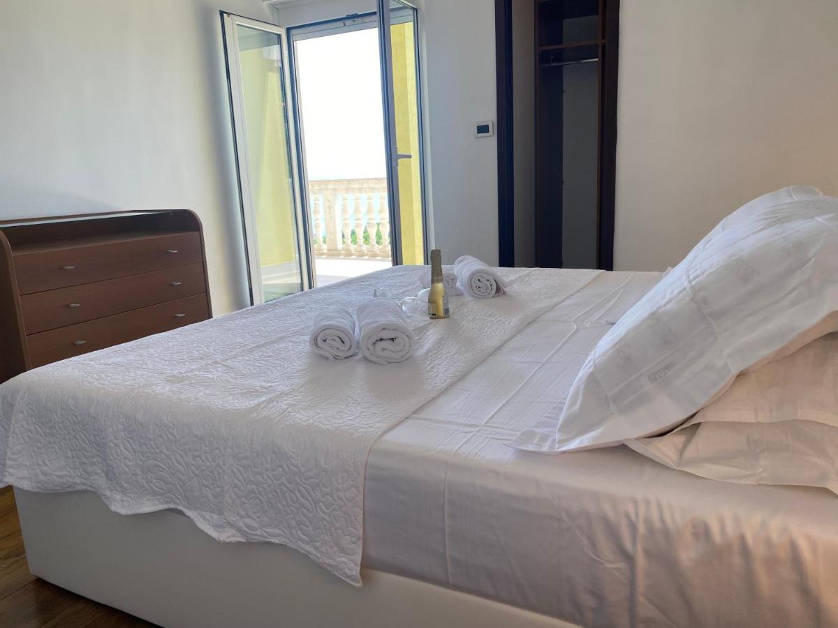 Appartamento con 2 Camere da Letto e Vista Mare 