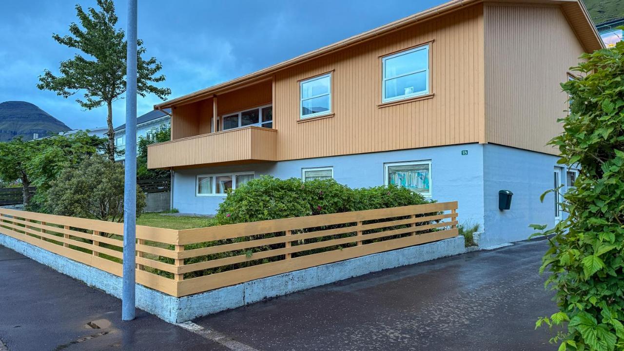VILLA ORANGE - Spacious piano home in Klaksvik - B&B