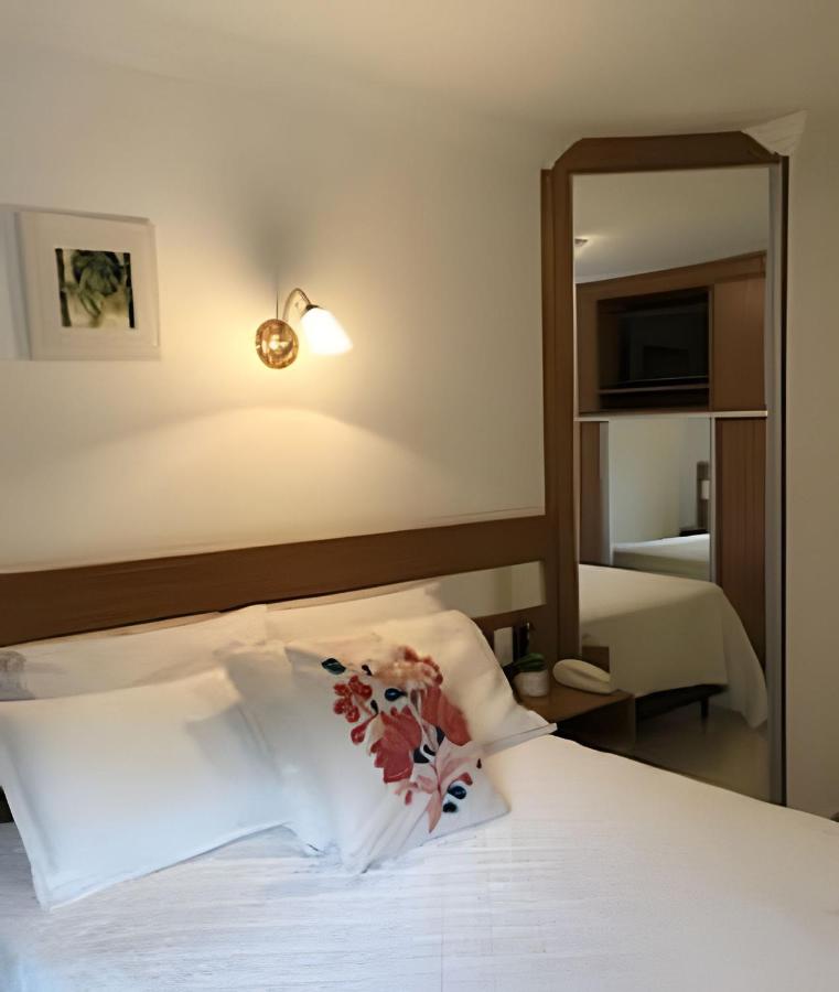 Espaçoso Flat com Varanda no Cavalinho Branco - Bed and Breakfast Águas de Lindóia