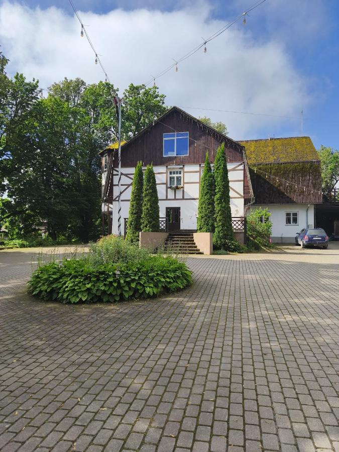 Baltakmeņu muiža - Bed and Breakfast Mujāni