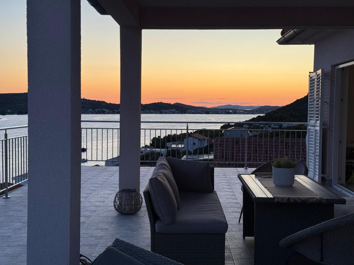 Apartamento de 2 dormitorios con terraza y vistas al mar