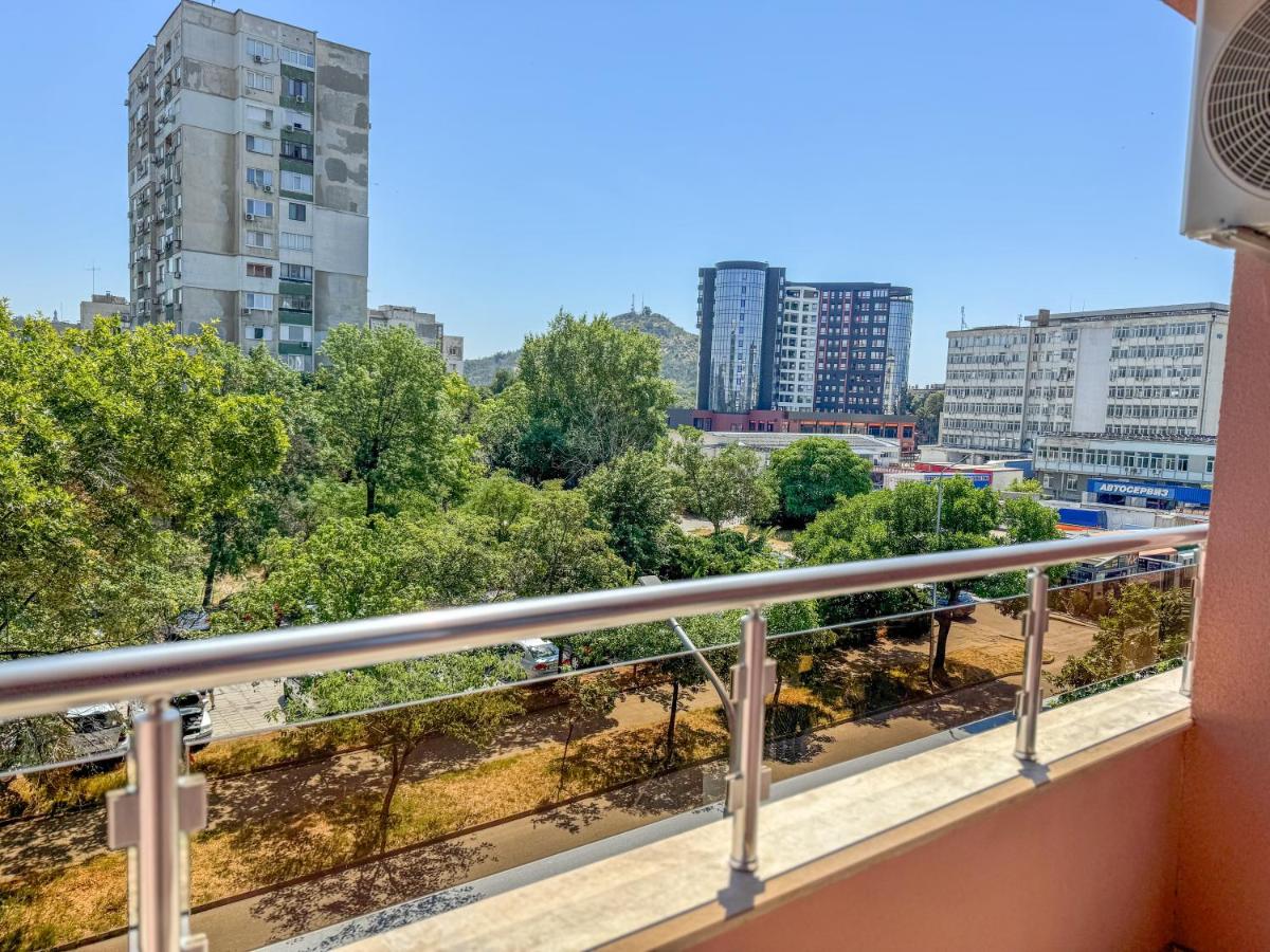 1BR Apartment with a Designated Workspace, Free Street Parking and Free Gym Pass - B&B